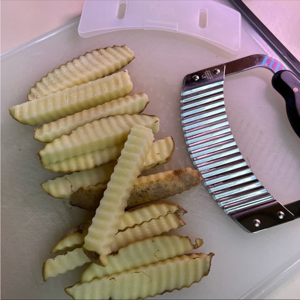 The Pampered Chef Crinkle Cutter  Stainless Steel with plastic guard RETIRED